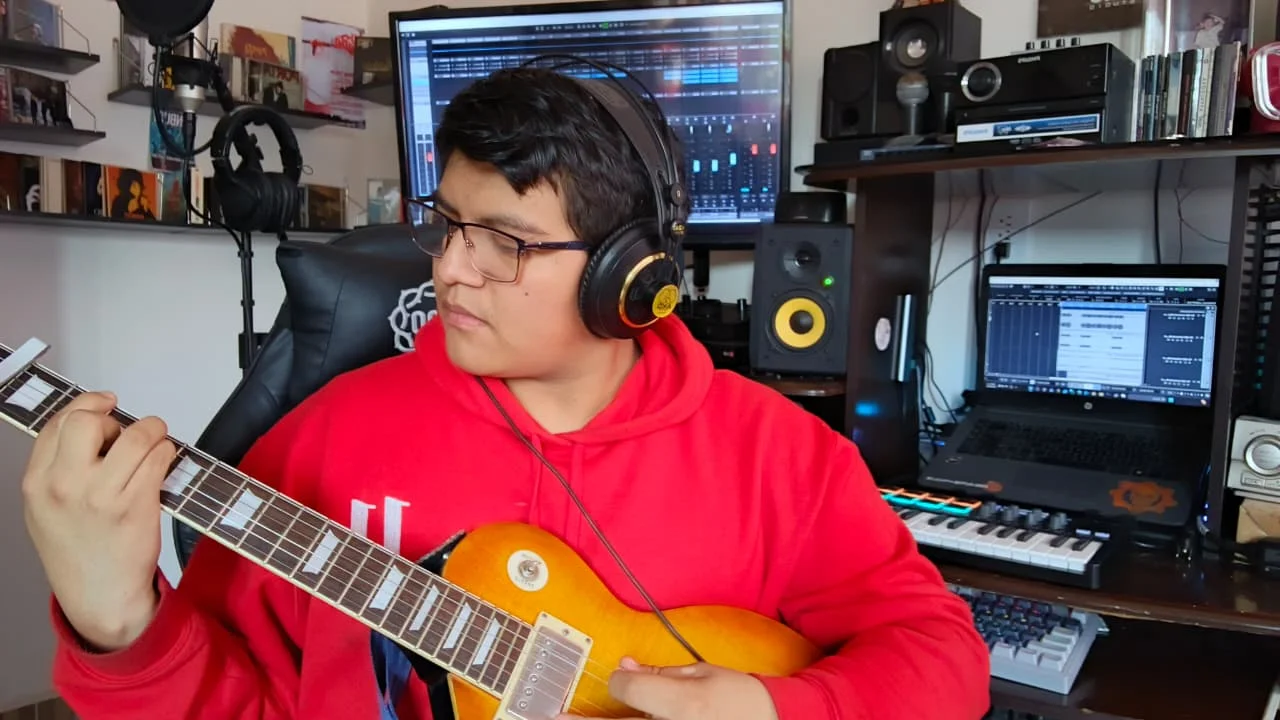 Ángel MC grabando y produciendo en ANC Studios
